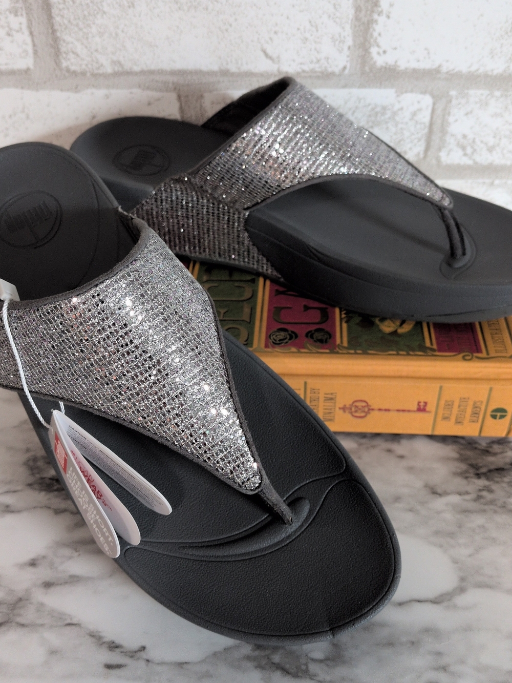 NWT Fitflop Lulu Glitter Toe Thongs Womens Sz 10 Silver Comfort Slip On Sandals